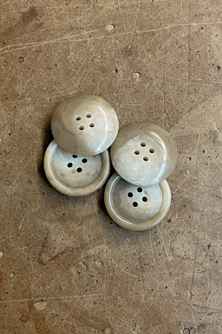CHESTNUT AND WHITE MARBLED BUTTON
