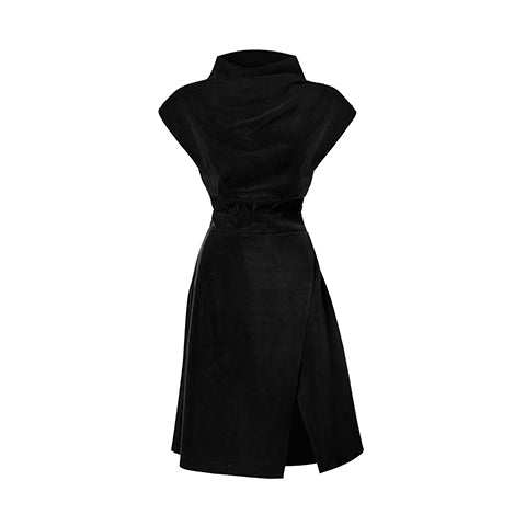 Robe cintrée et froncée au haut de la taille avec encolure montante noir