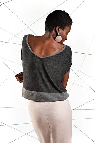 encolure en V, manches à même courtes et fentes aux latérales melow